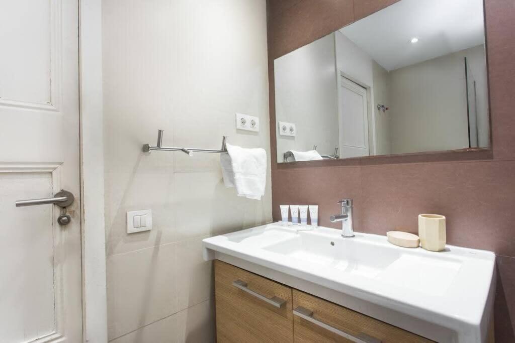 4Bedroom Apart With Balcony In Las Ramblas 3-2 Barcelona Exteriér fotografie